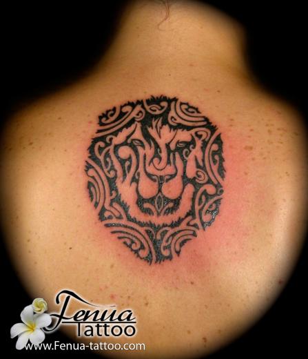 10a°) tatouage de lion polynesien
